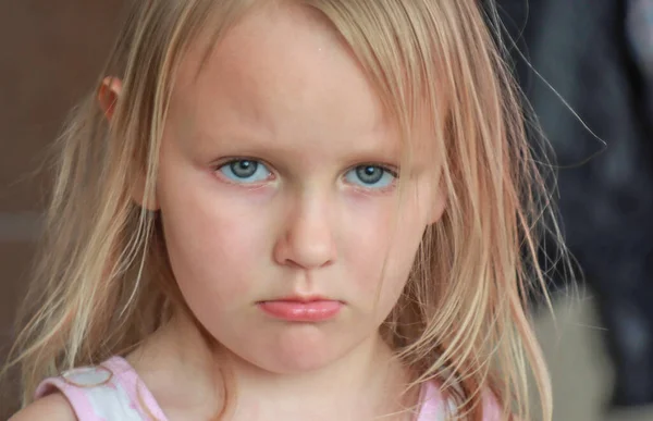 一个5岁的金发女郎的画像 她看起来很愤愤不平 — 图库照片