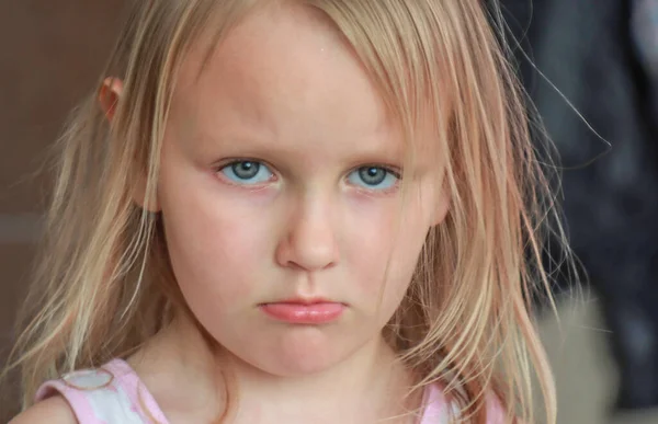 Retrato Una Rubia Cinco Años Que Parece Resentida —  Fotos de Stock