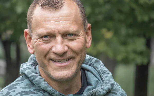 Close Portret Van Een Knappe Man Van Middelbare Leeftijd Die — Stockfoto