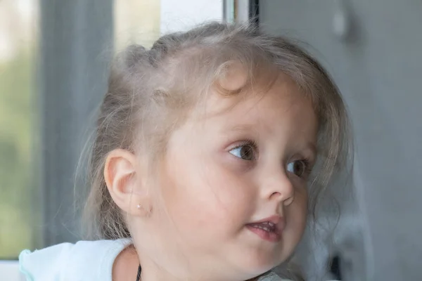 Portret Letniej Dziewczynki Blondynki Dużymi Oczami Widokiem Bok — Zdjęcie stockowe