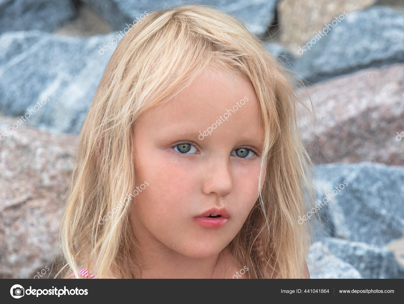 Retrato Da Menina Da Criança De 5 Anos Imagem de Stock - Imagem de