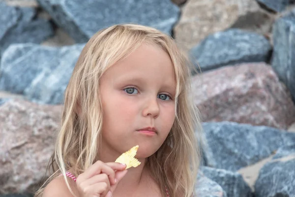 Retrato Menininha Europeus Cinco Anos Loiras Comer Chips — Fotografia de Stock