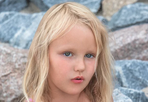 Portret Dziewczynki Wieku Lat Blondynka Niebieskie Oczy Zamyślonym Spojrzeniem — Zdjęcie stockowe