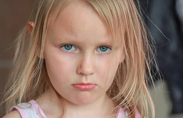 Portret Van Een Vijfjarig Meisje Blond Lief Mooi Beledigd Overstuur — Stockfoto