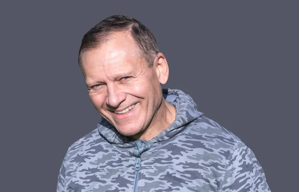 Retrato Bonito Alegre Sorrindo Homem Meia Idade Sobre Fundo Isolado — Fotografia de Stock