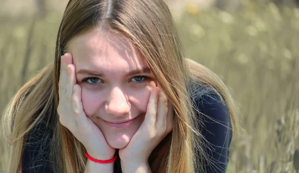 Közeli Portré Tinédzser Lány Hosszú Haj Mosolygós Háttérben Rét — Stock Fotó