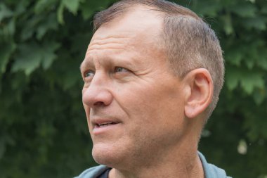 Olumlu, orta yaşlı, yakışıklı bir adamın portre profili.