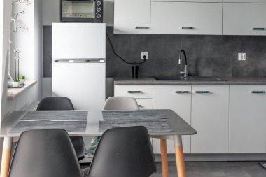 Dairedeki mutfağın iç tasarımı, minimalizm.