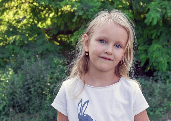 Portret Van Een Meisje Een Kleuter Met Blond Haar Een — Stockfoto