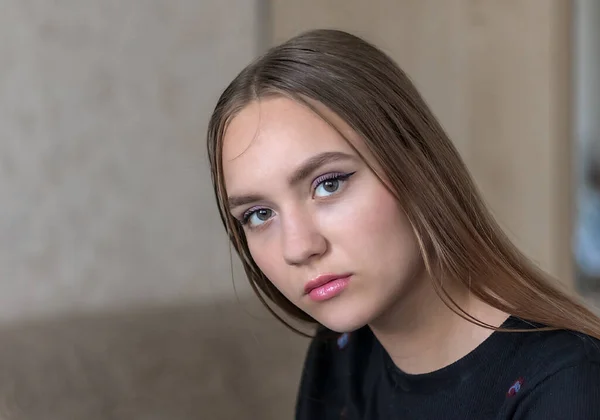 Porträt Einer Schönen Teenagerin Mit Langen Braunen Haaren Und Romantischem — Stockfoto