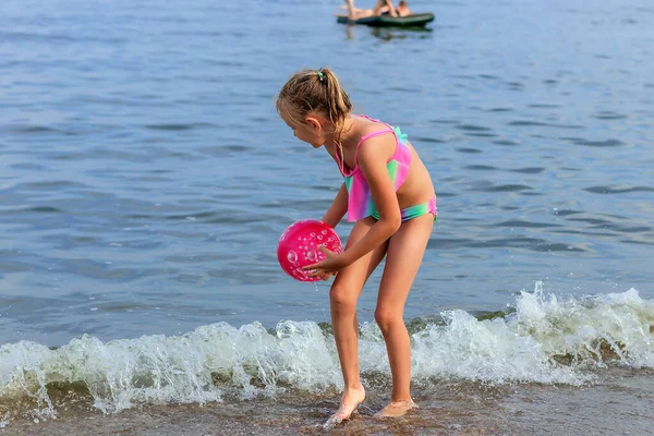 Menina Loira Brinca Com Uma Bola Praia Com Ondas Retrato — Fotografia de Stock
