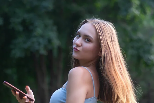 Jovem Bonito Encantador Menina Adolescente Com Cabelos Longos Com Telefone — Fotografia de Stock