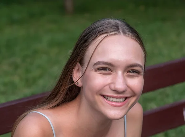 Retrato Uma Jovem Adolescente Com Sorriso Encantador Contra Fundo Parque — Fotografia de Stock