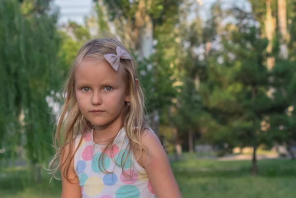 Niña Años Edad Con Pelo Largo Rubio Levanta Contra Fondo — Foto de Stock