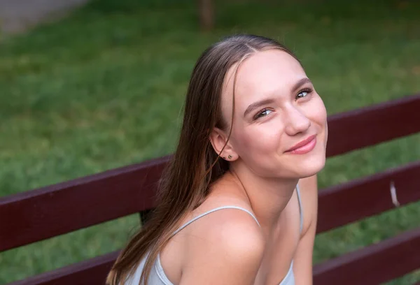 Fiatal Lány Egy Tinédzser Bájos Mosollyal Park Hátterében — Stock Fotó