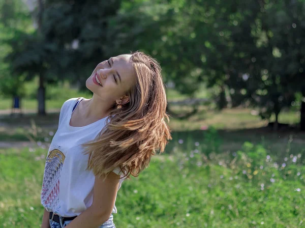 Retrato Uma Jovem Menina Bonita Feliz Com Cabelos Castanhos Longos — Fotografia de Stock