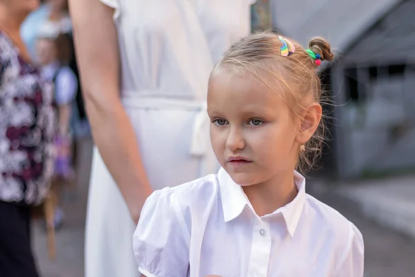 一个孩子的肖像 一年级的女孩 有一张漂亮的脸 欧洲人 金发碧眼 身穿白衬衫 — 图库照片
