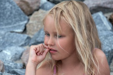 Bir çocuğun portresi, tatlı bir kız 5-6 yaşlarında sarışın.