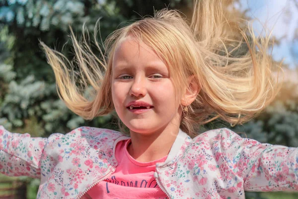 Portret Van Een Kind Mooi Meisje Blond Jaar Oud Met — Stockfoto