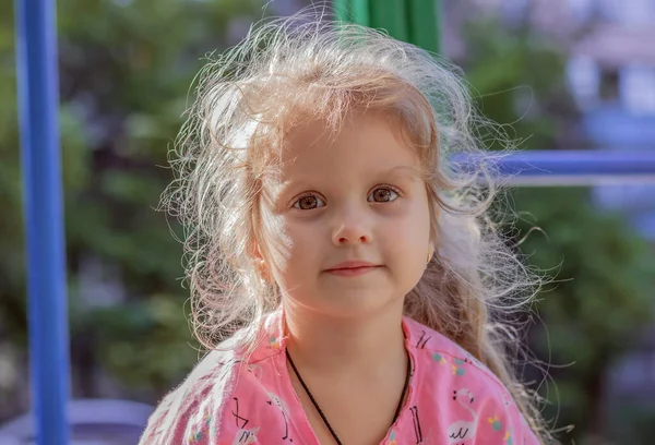 Retrato Niño Hermosa Niña Años Con Pelo Rizado Enormes Ojos —  Fotos de Stock