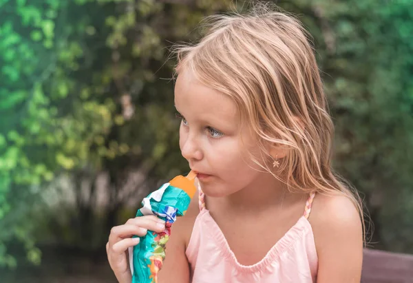 可愛いです美しいです女の子6 7歳とともにブロンド髪食べるポプシクル 戦利品A子とともにアイスクリーム — ストック写真