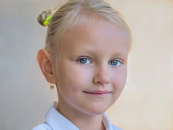 Retrato Uma Criança Close Menina Anos Loira Com Rosto Bonito — Fotografia de Stock