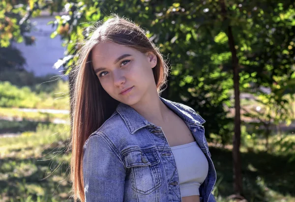 Niedliche Junge Schöne Teenager Mädchen Mit Langen Braunen Haaren Steht — Stockfoto