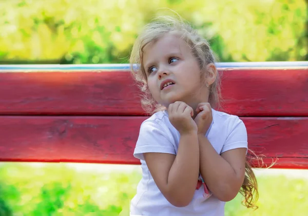 Menina Anos Sentada Banco Parque Com Uma Expressão Infeliz Rosto — Fotografia de Stock
