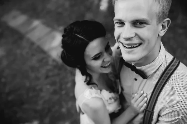 Hermosa pareja de boda posando — Foto de Stock