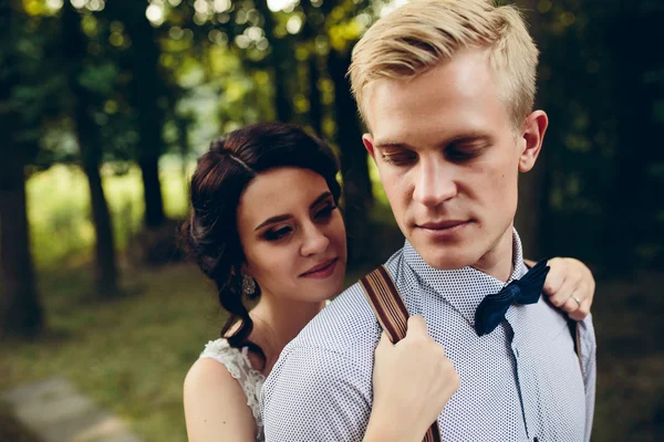 Schönes Hochzeitspaar posiert — Stockfoto