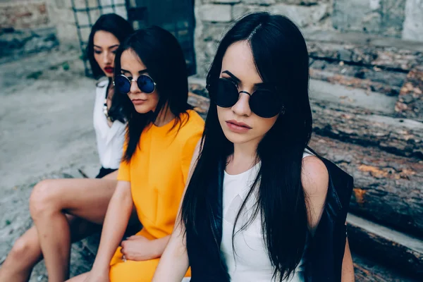 Tre unga vackra flickor — Stockfoto