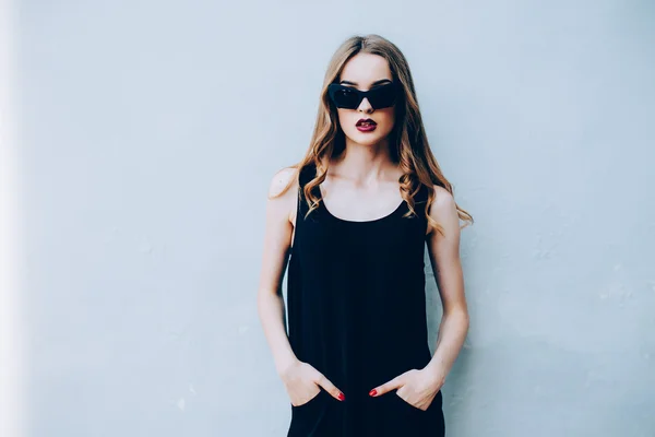 Atractiva mujer de moda en vestido negro — Foto de Stock