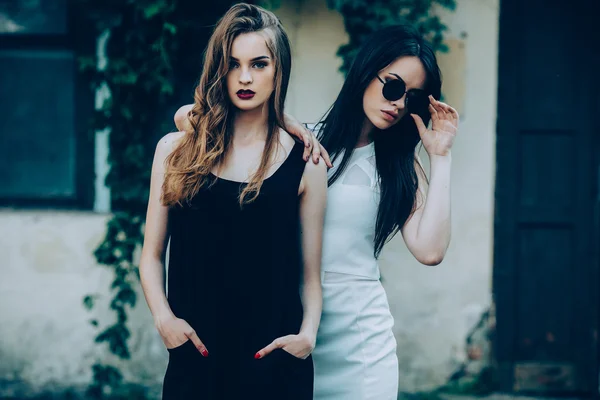 Två vackra unga flickor i klänningar — Stockfoto