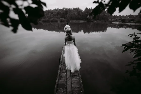 Bruidspaar op de oude houten pier — Stockfoto