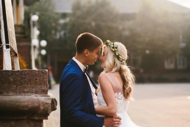 damat gelin onun kollarında tutar.