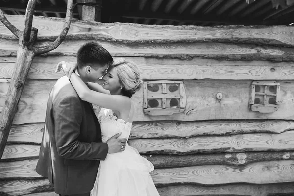 Schönes junges Hochzeitspaar steht neben Haus — Stockfoto