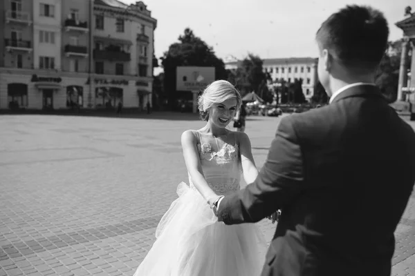 Νέους γάμο ζεύγος που περπατά — Φωτογραφία Αρχείου