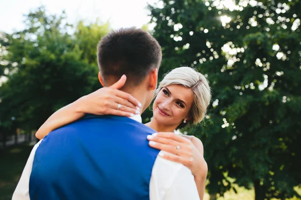 Beau couple de mariage câlin dans le parc — Photo