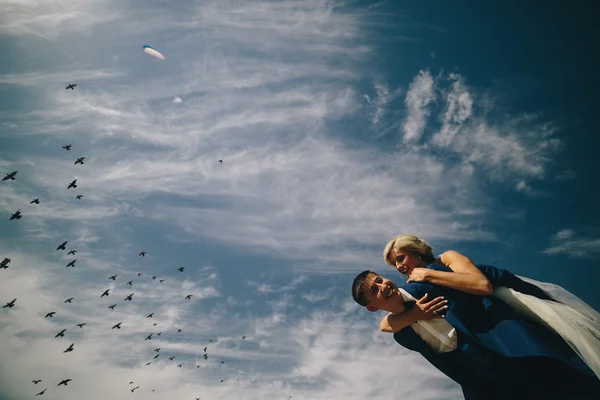 Noiva e noivo no fundo do céu — Fotografia de Stock