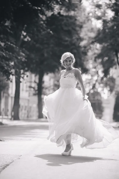 Jeune belle mariée posant à l'extérieur — Photo