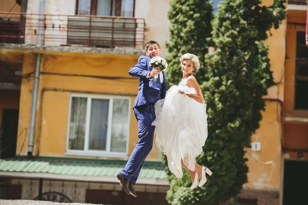 Paar springt auf die Straße — Stockfoto