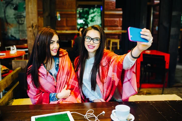 Twee goede vrienden maken selfie in het cafe — Stockfoto