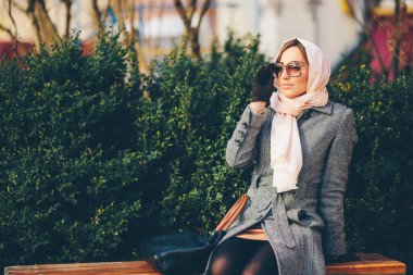 Parktaki bankta oturan kız.