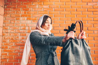 Kız sokakta bir ceket