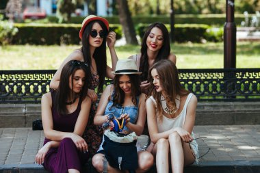 Beş güzel genç kızlar