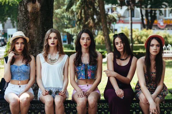 Pięć pięknych młodych dziewczyn — Zdjęcie stockowe