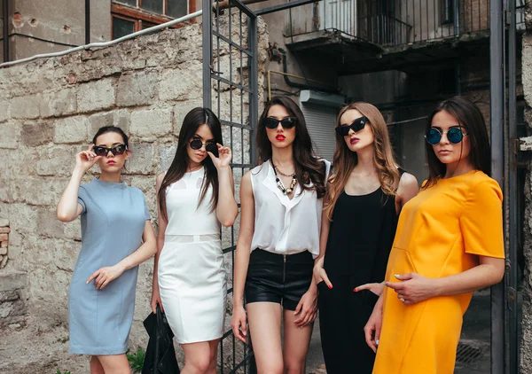 Cinque giovani belle ragazze in città — Foto Stock