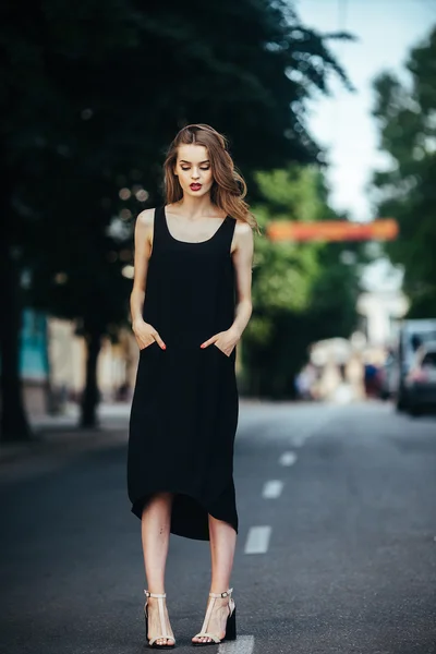 Menina bonita posando em uma rua da cidade — Fotografia de Stock