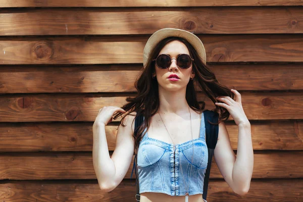 Beautiful girl poses for camera in the city — Stock Photo, Image