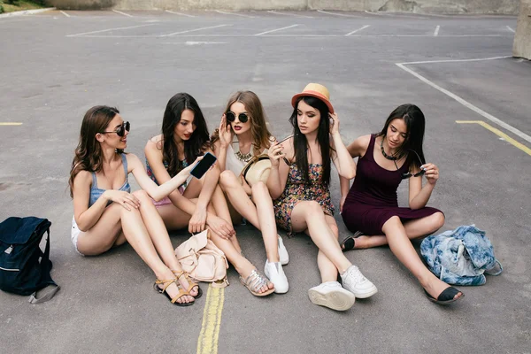 Five beautiful young girls relaxing — Stock Photo, Image